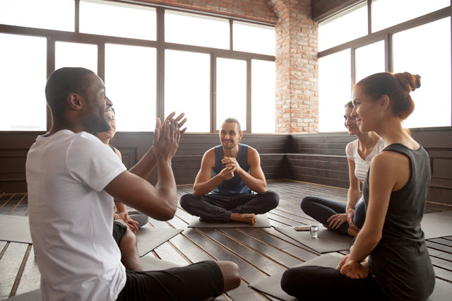 cursos de yoga en empresa de medita madrid